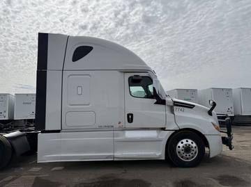 2023 FREIGHTLINER CASCADIA · Thumb 3
