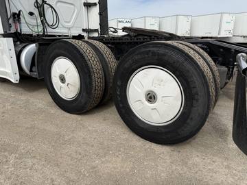 2023 FREIGHTLINER CASCADIA · Thumb 9