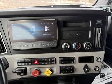 2023 FREIGHTLINER CASCADIA · Thumb 13