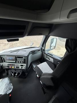 2023 FREIGHTLINER CASCADIA · Thumb 17