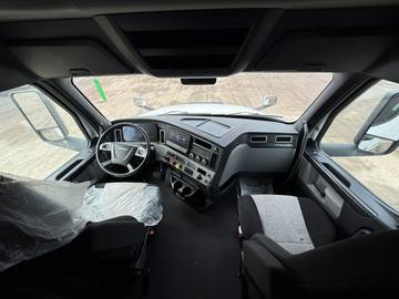 2023 FREIGHTLINER CASCADIA · Thumb 18