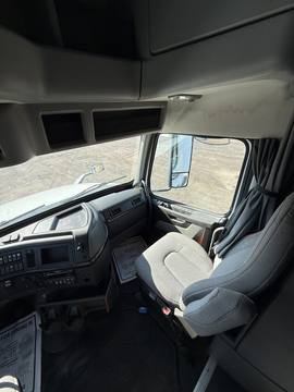 2024 VOLVO VNL860 · Thumb 16