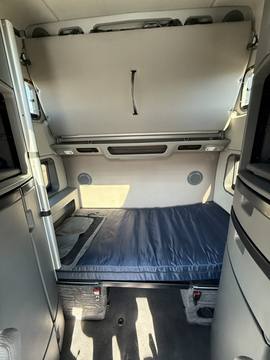 2024 VOLVO VNL860 · Thumb 17