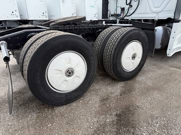 2023 FREIGHTLINER CASCADIA · Thumb 5