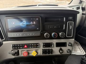 2023 FREIGHTLINER CASCADIA · Thumb 14