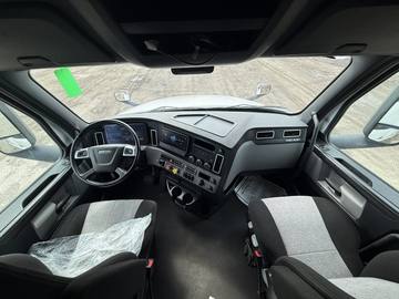 2023 FREIGHTLINER CASCADIA · Thumb 17