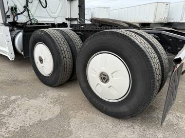 2023 FREIGHTLINER CASCADIA · Thumb 9