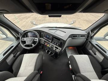 2023 FREIGHTLINER CASCADIA · Thumb 18