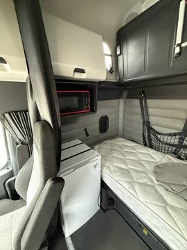 2023 FREIGHTLINER CASCADIA · Thumb 17