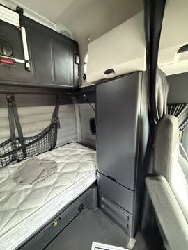 2023 FREIGHTLINER CASCADIA · Thumb 18