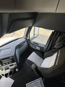 2023 FREIGHTLINER CASCADIA · Thumb 11
