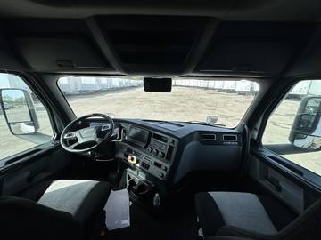 2023 FREIGHTLINER CASCADIA · Thumb 12