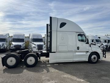 2023 FREIGHTLINER CASCADIA · Thumb 9