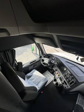 2023 FREIGHTLINER CASCADIA · Thumb 11