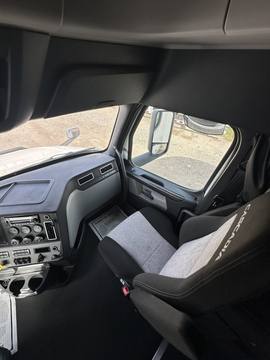 2023 FREIGHTLINER CASCADIA · Thumb 12