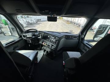 2023 FREIGHTLINER CASCADIA · Thumb 13