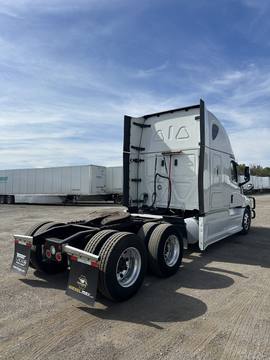 2024 FREIGHTLINER CASCADIA 126 · Thumb 8