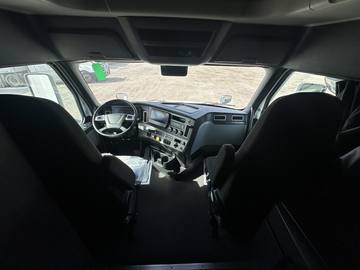 2024 FREIGHTLINER CASCADIA 126 · Thumb 13