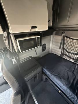 2024 FREIGHTLINER CASCADIA 126 · Thumb 15